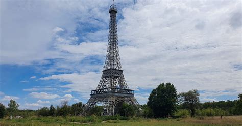 Turnul Eiffel și Casa Dallas de România 